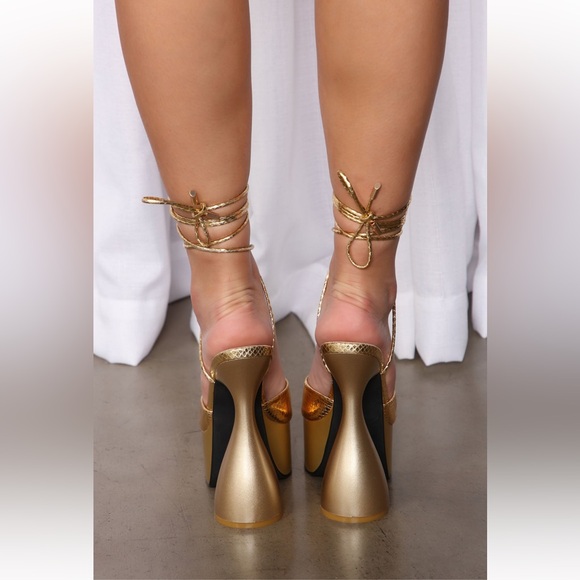 Gold heels - Picture 4 of 5